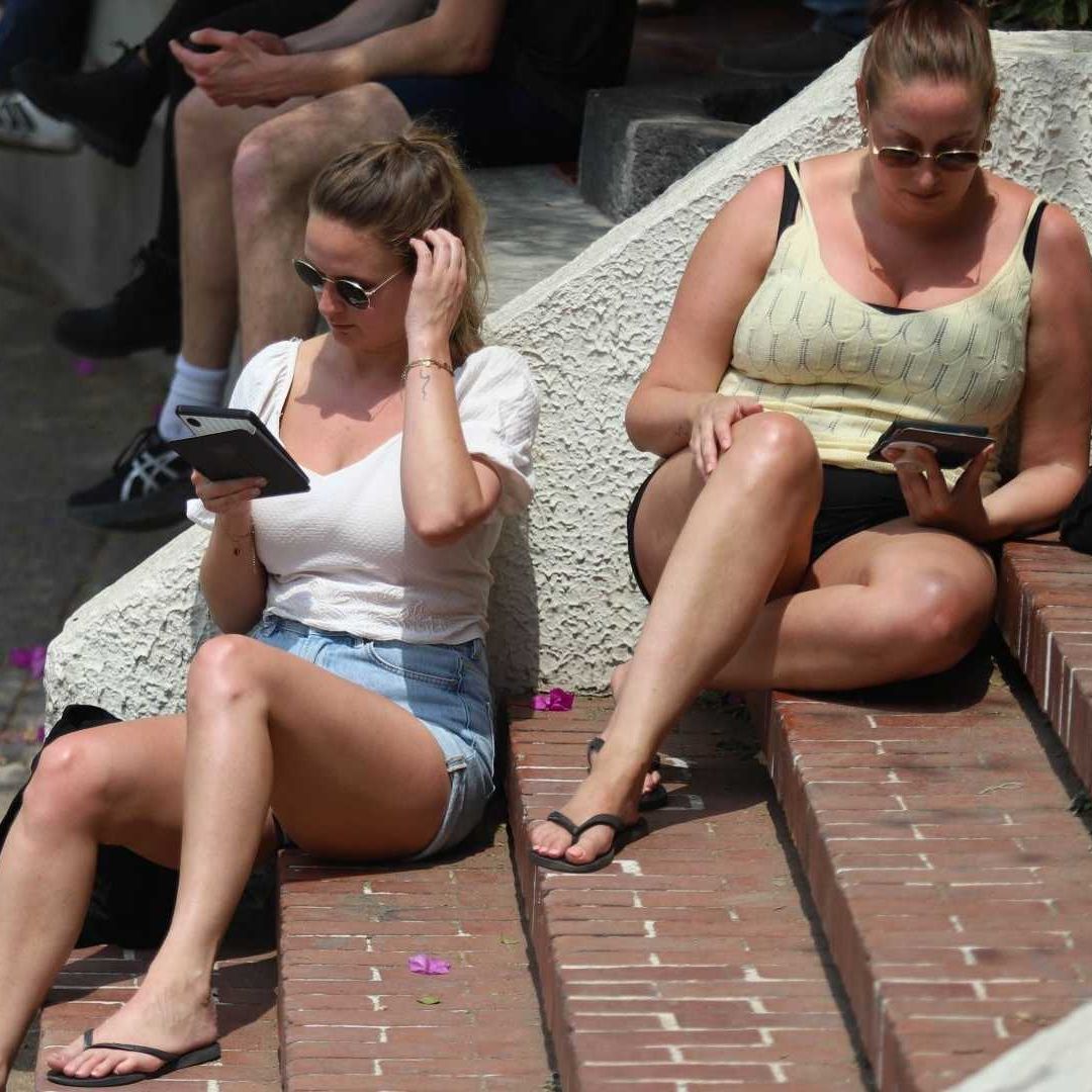 Mujeres tomando el sol en el Parque España en CDMX