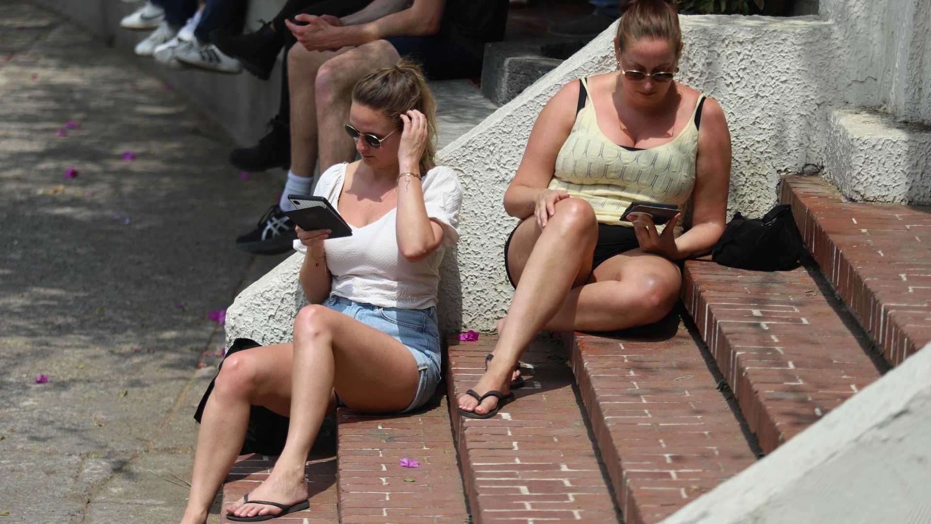 Mujeres tomando el sol en el Parque España en CDMX