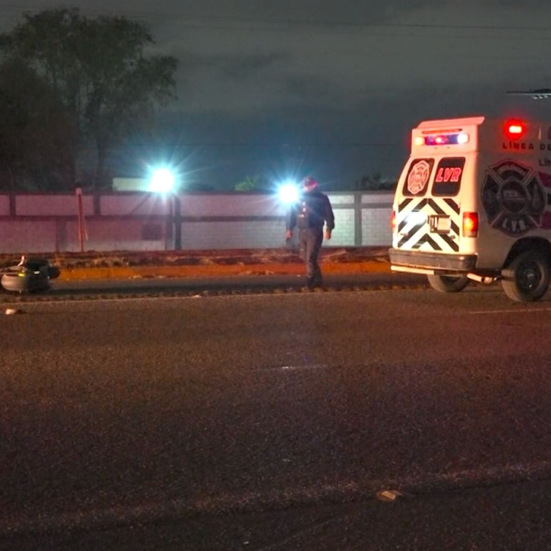 Motocicleta y patrulla en carretera a Laredo