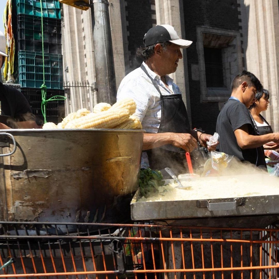 Venta de elotes hervidos en el Centro de CDMX