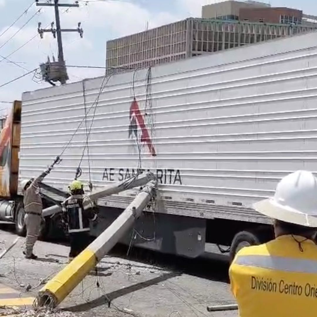 Tráiler Tiró Poste de Luz Gasolinera Avenida Reforma y Diágonal Defensores de la República