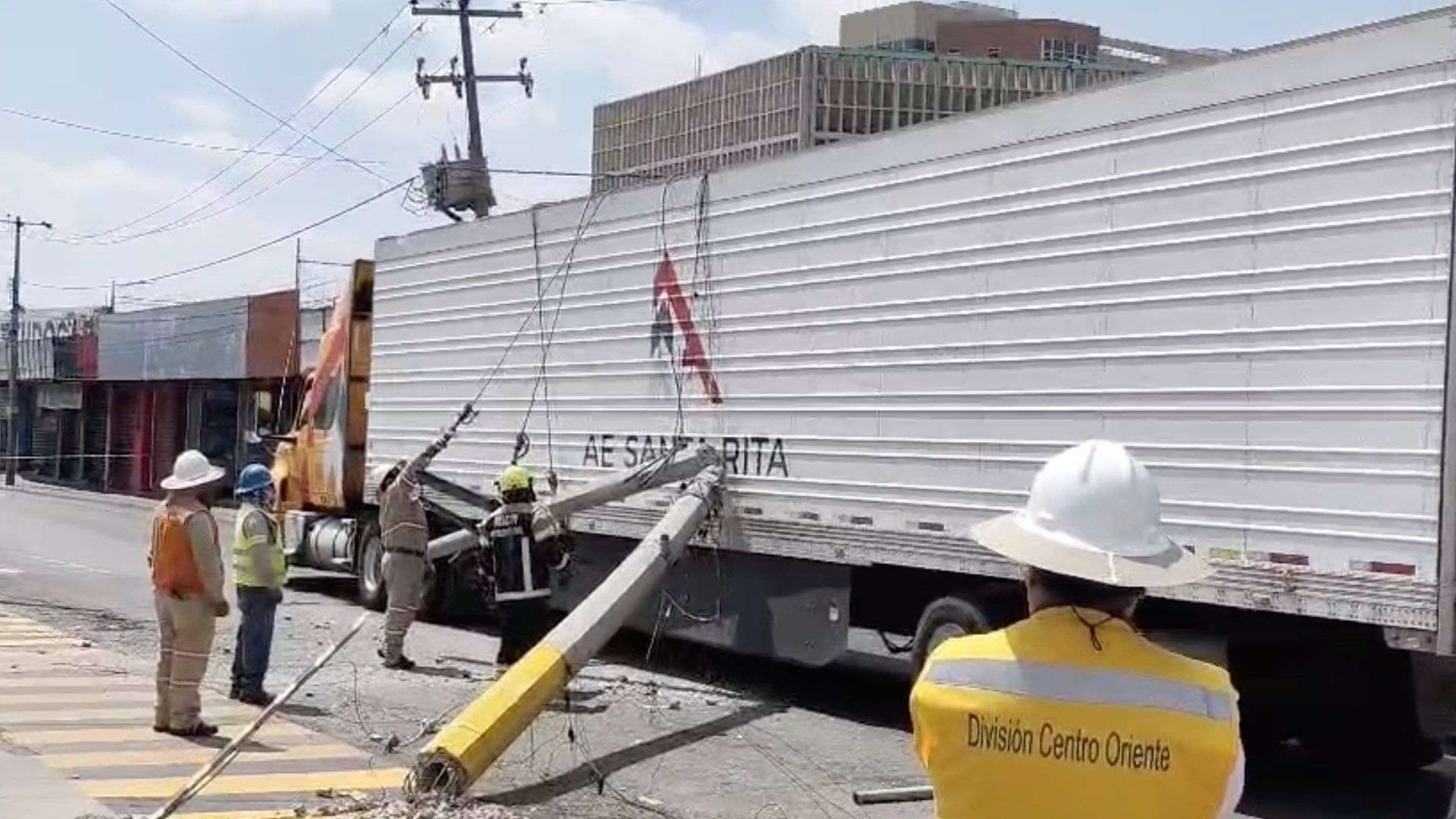 Tráiler Tiró Poste de Luz Gasolinera Avenida Reforma y Diágonal Defensores de la República