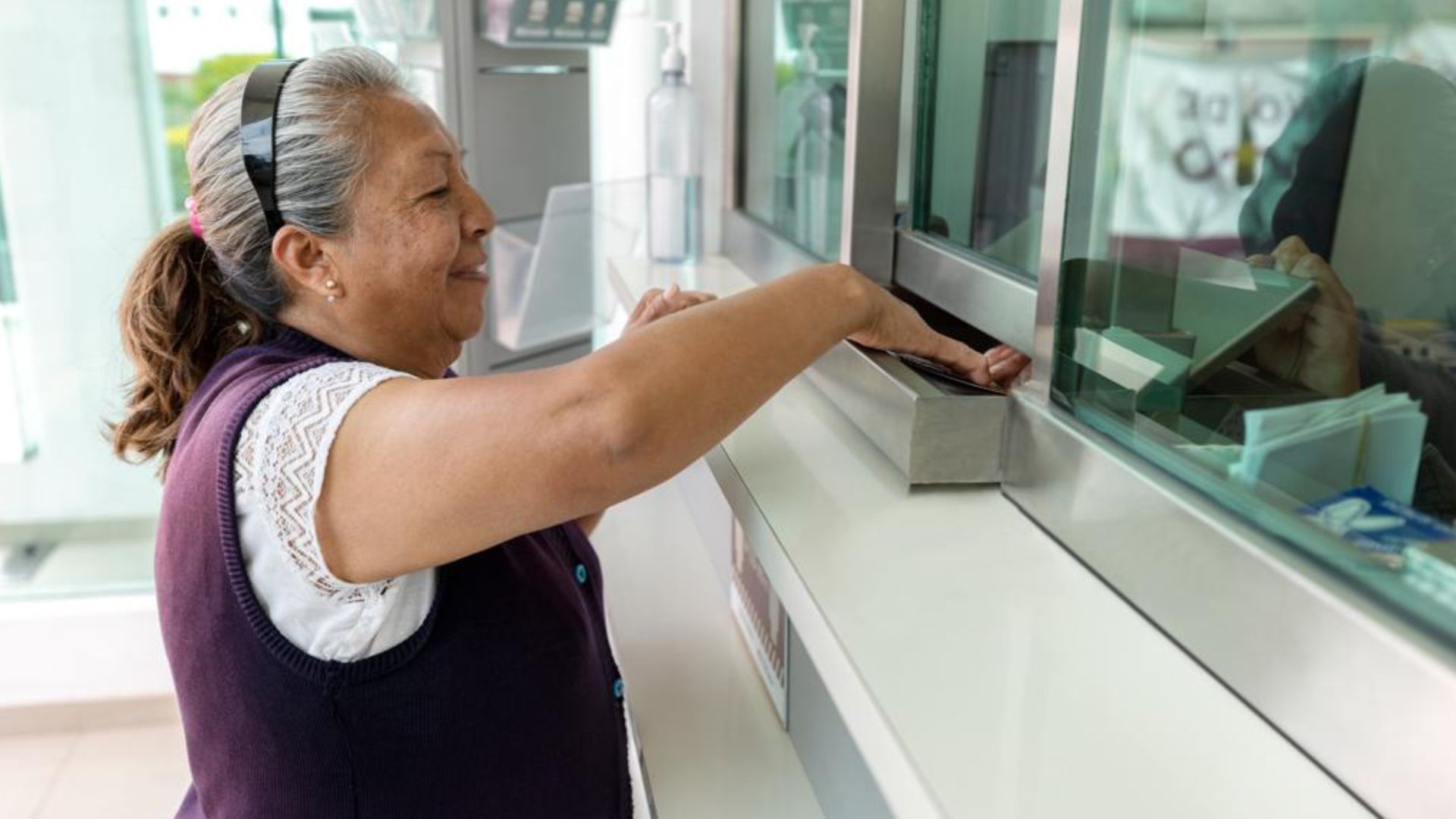 Checa Si Se Puede Retirar Dinero de la Tarjeta Bienestar en Cualquier Banco Sin la Credencial