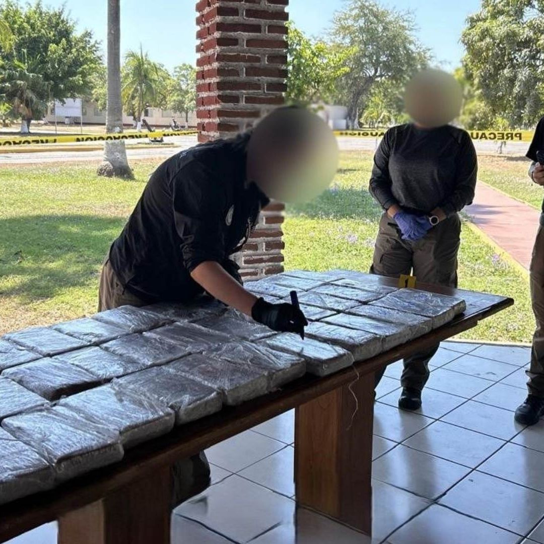 Personal de la Marina revisa presunta cocaína decomisada