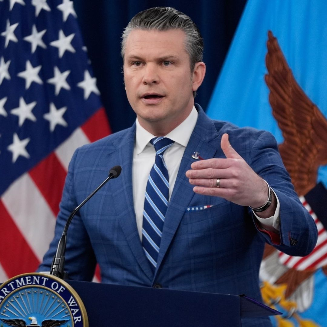 Pete Hegseth habla en conferencia de prensa