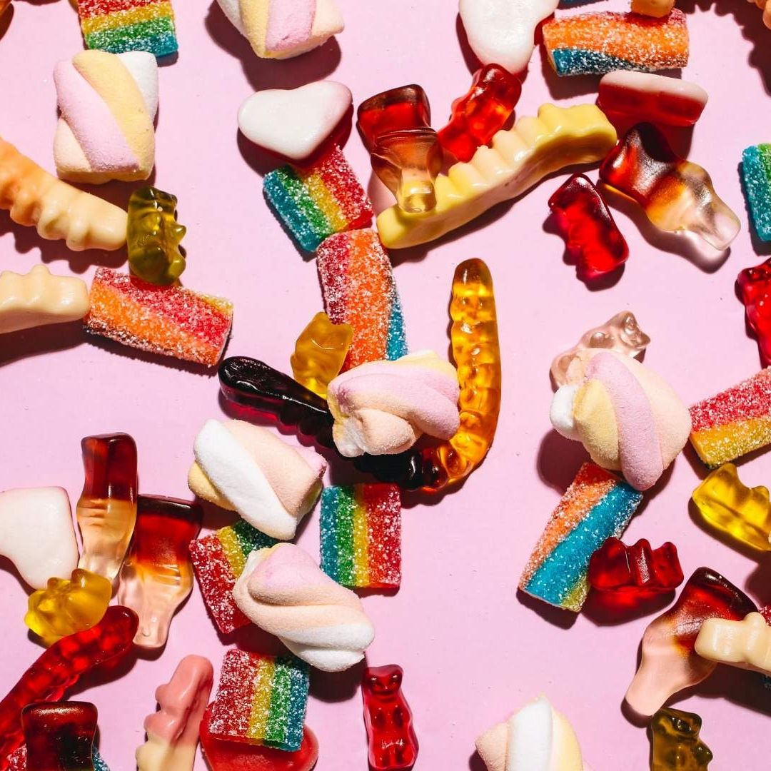 Ilustración con dulces y gomitas
