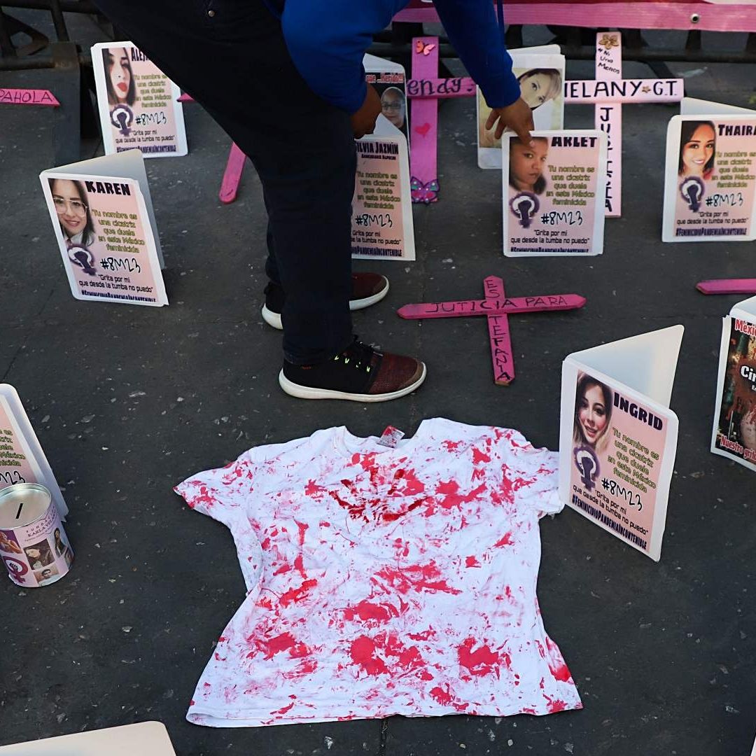 Protesta contra feminicidios afuera de Palacio Nacional, CDMX