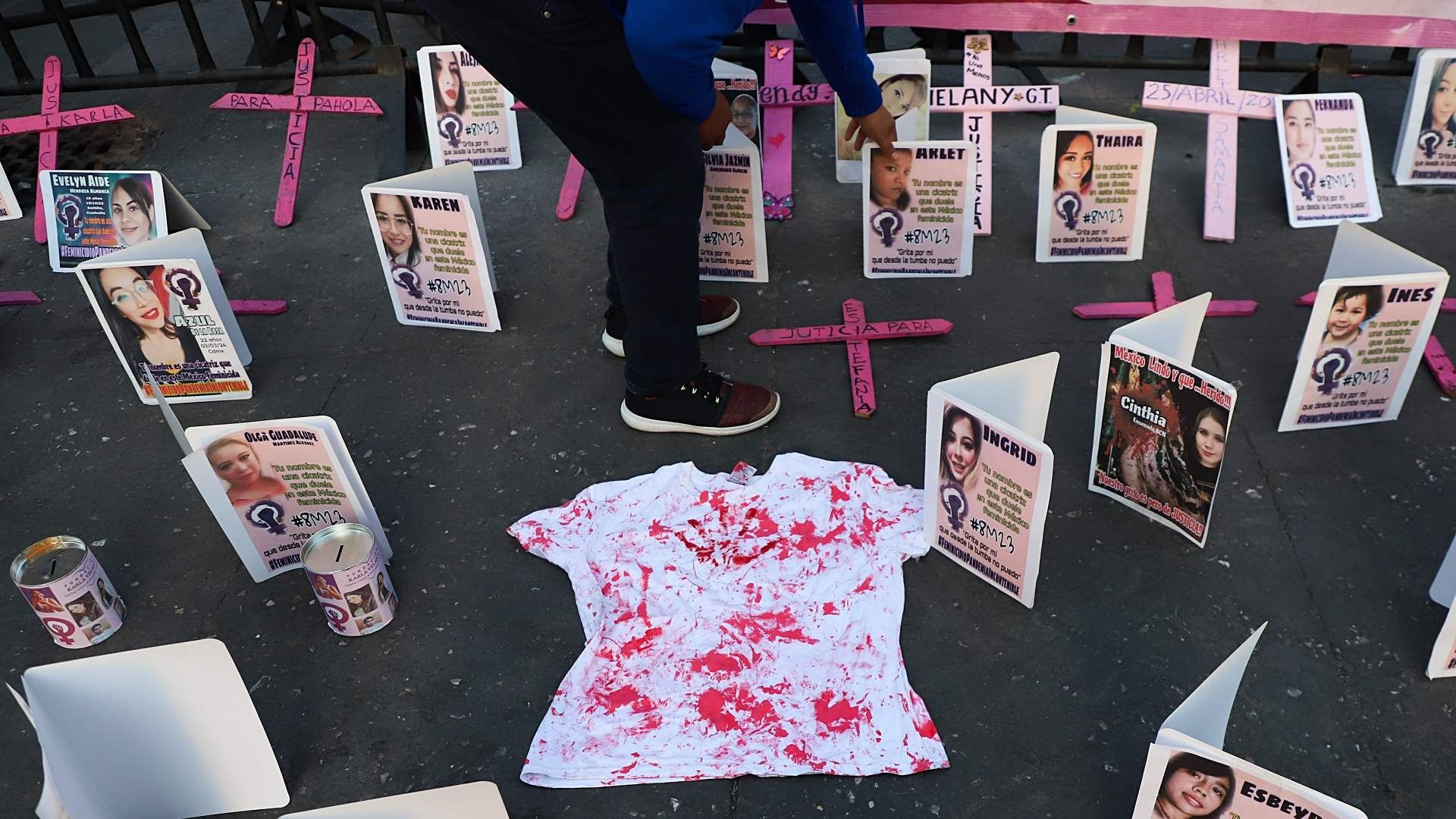 Protesta contra feminicidios afuera de Palacio Nacional, CDMX