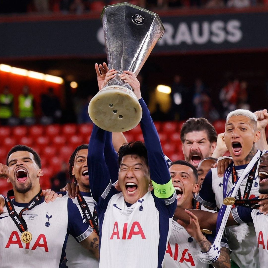 Son Heung-Min levanta el trofeo de la Europa League 2025 junto a sus compañeros del Tottenham.