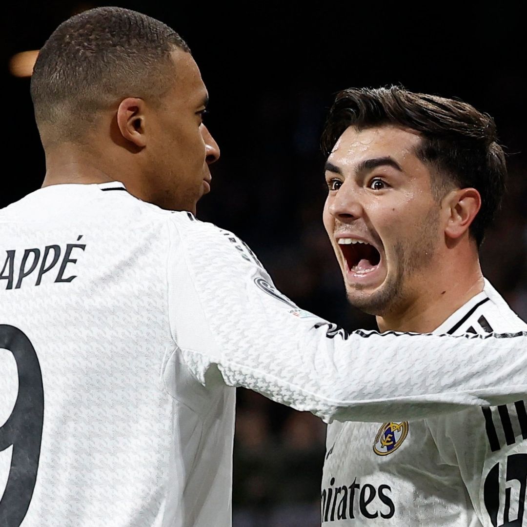 Brahim Díaz es felicitado por Mbappé, luego de anotar el gol de la victoria para el Real Madrid, ante el Atlético.