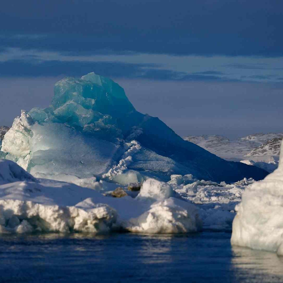 Un iceberg flota sobre el hielo cerca de Nuuk, Groenlandia, el 9 de febrero de 2025.