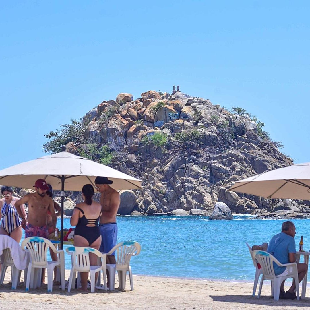 Turistas en las playas de Acapulco en abril de 2025