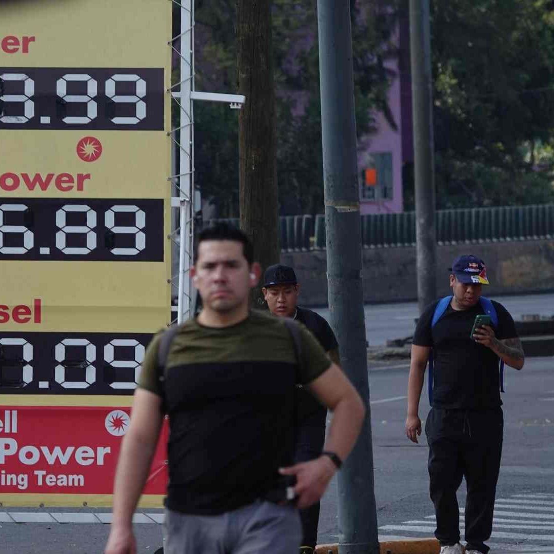 Gasolineras bajan precio del combustible regular