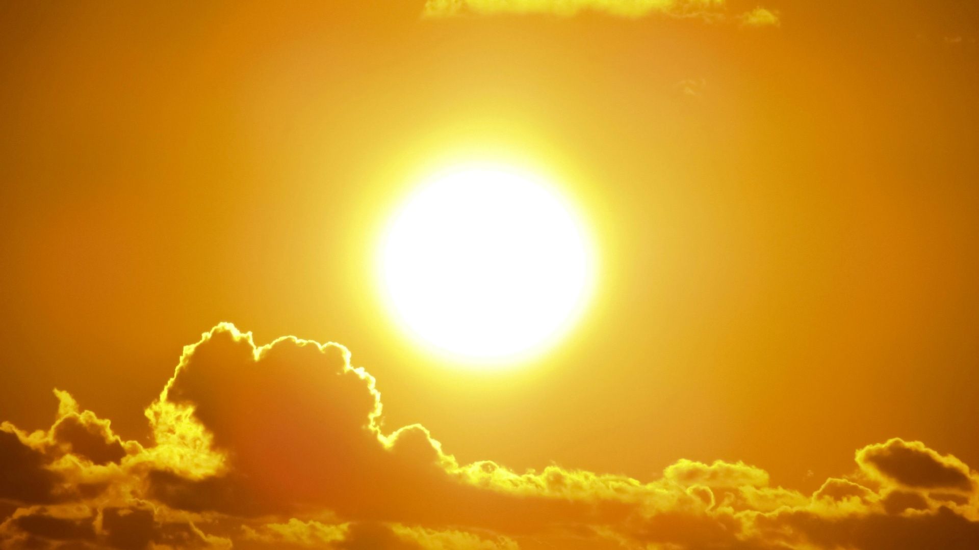 La radiación ultravioleta (UV) es una forma de radiación emitida por el sol y fuentes artificiales.