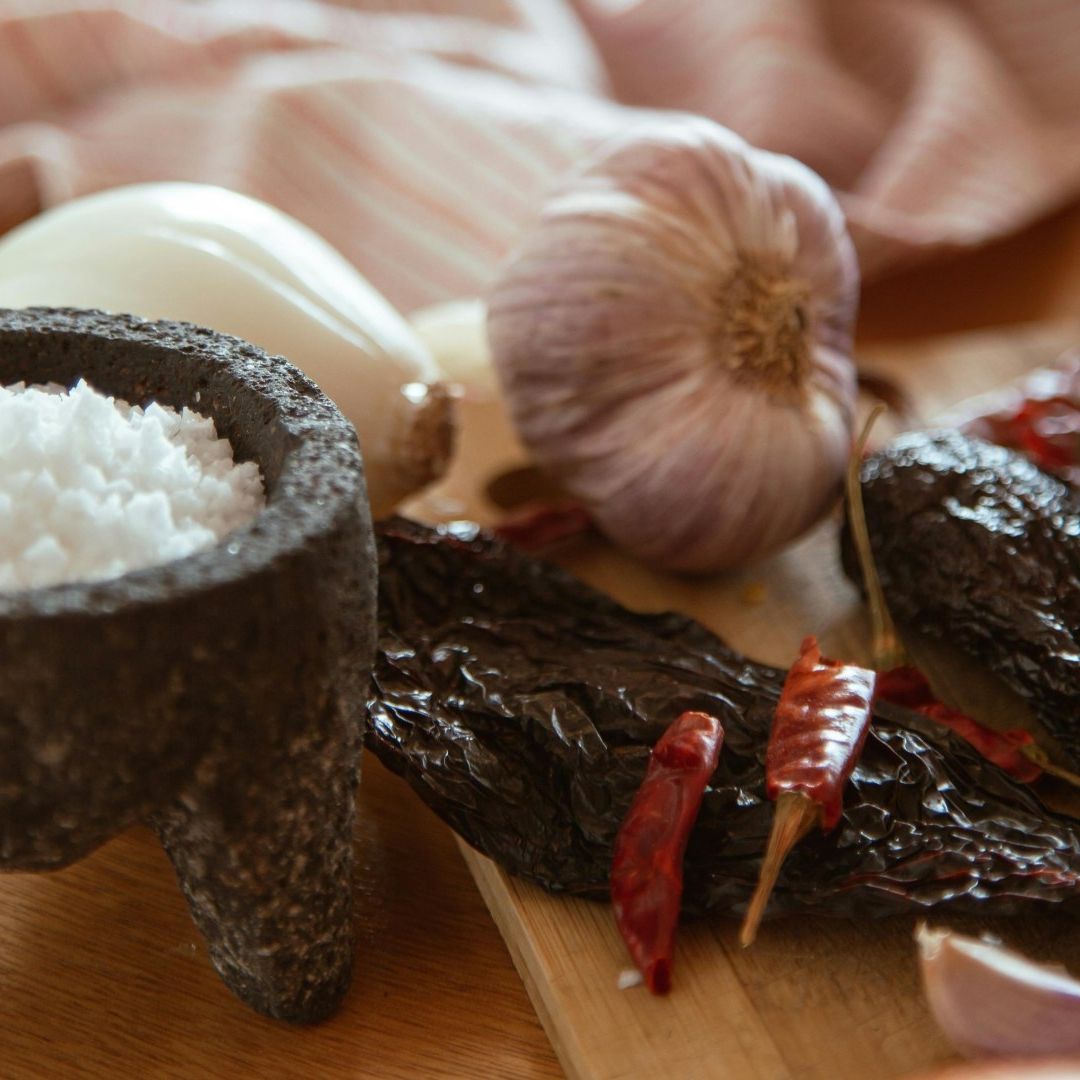 Molcajete con sal y ajos, cebolla y chiles