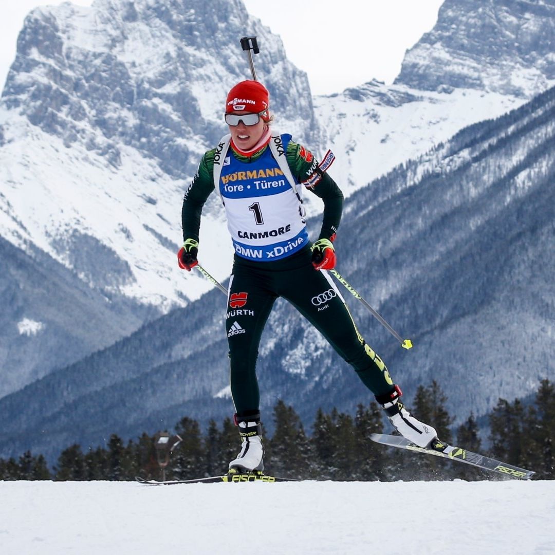 Laura Dahlmeier durante la Copa del Mundo del biatlón en Alberta, en 2019. Foto: AP