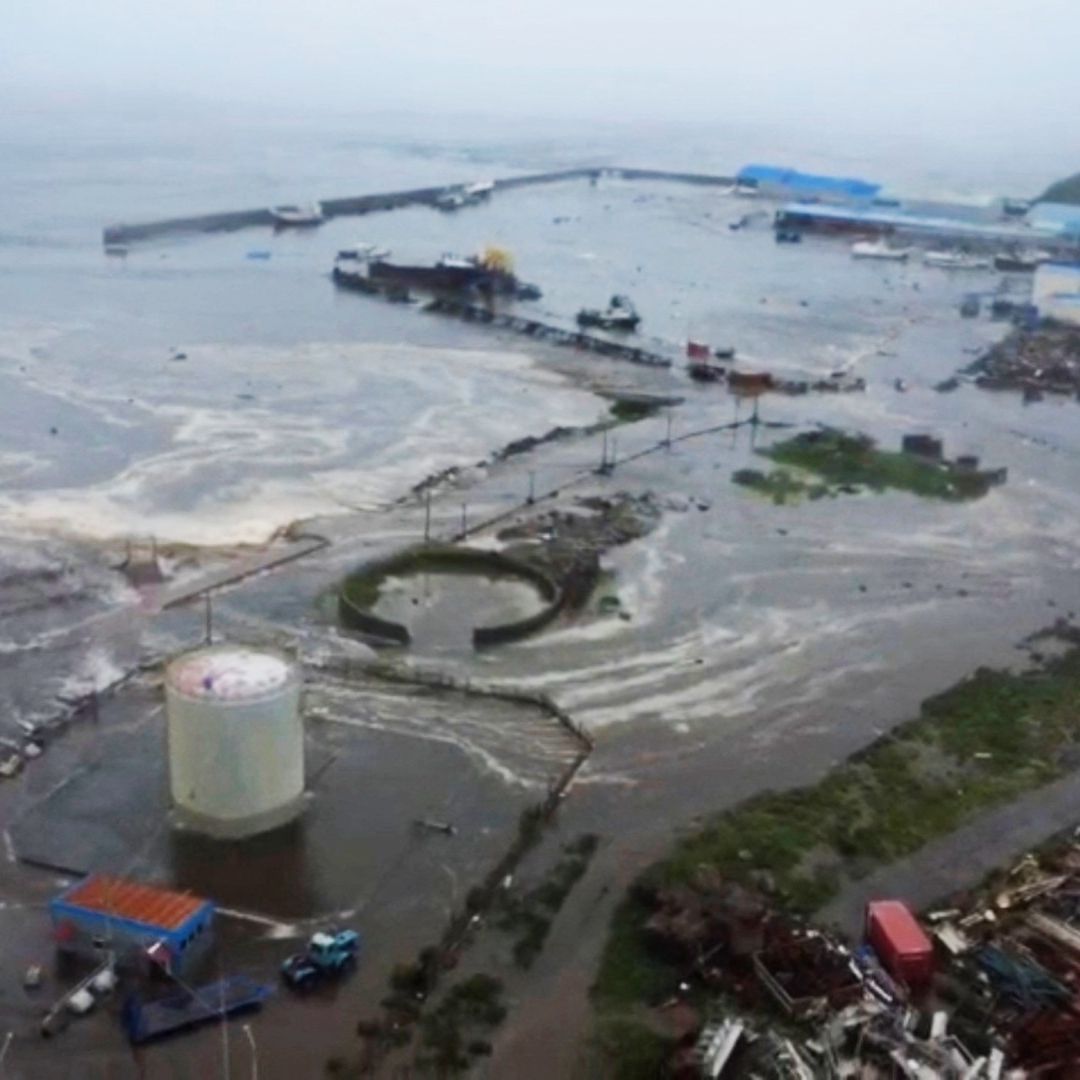 Olas de Tsunami Dejan Bajo el Agua Edificios en Severo Kurilsk, en Rusia