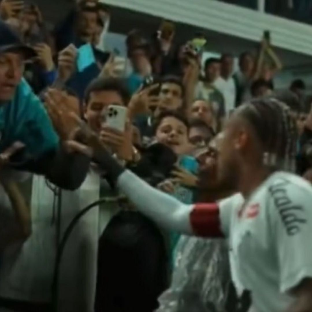 Luego de pelear con un aficionado de Santos, Neymar se justificó pero no ofreció disculpas.