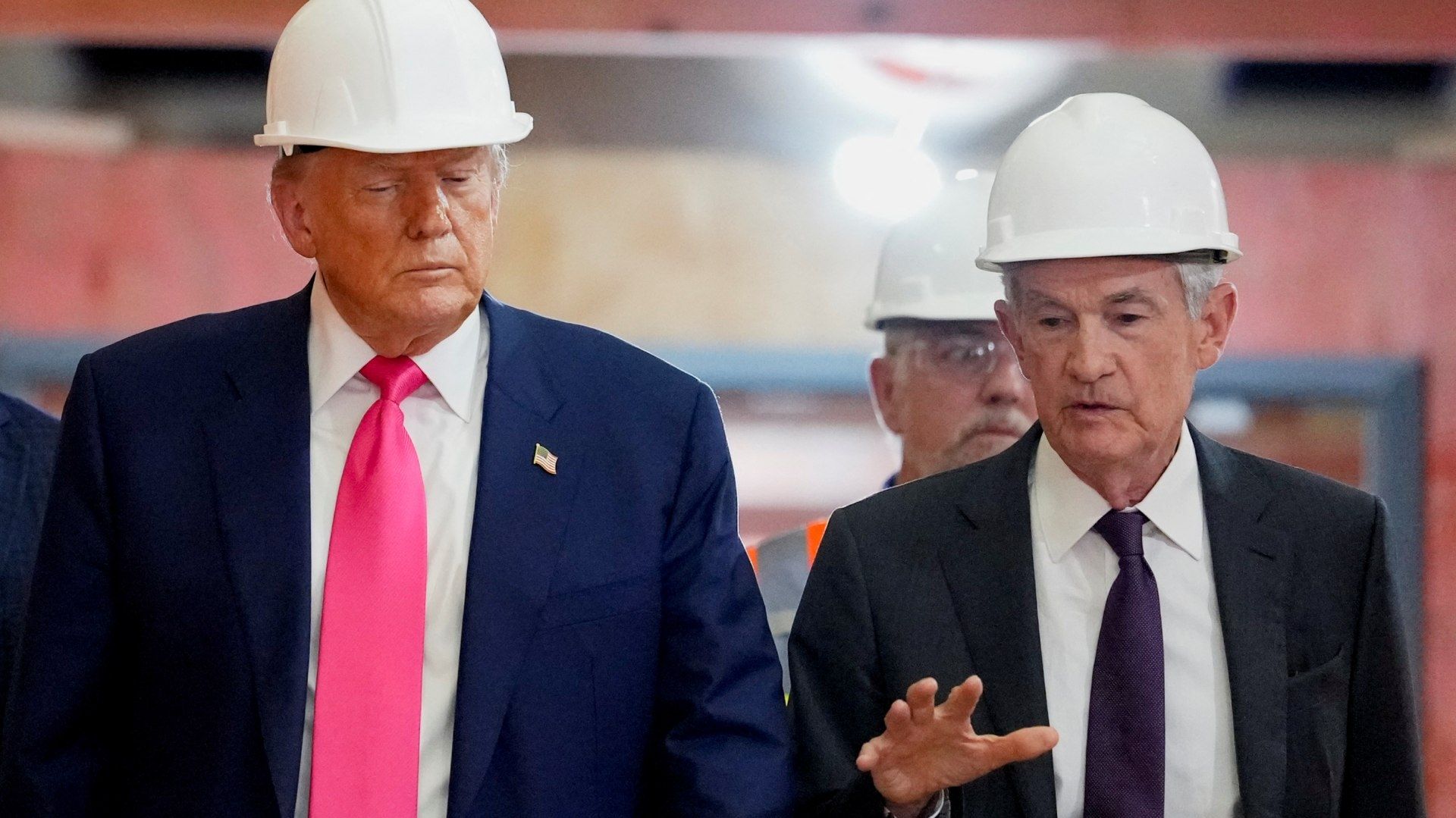 Trump Insiste a Powell que Baje las Tasas de Interés durante Incómoda Visita a la Fed