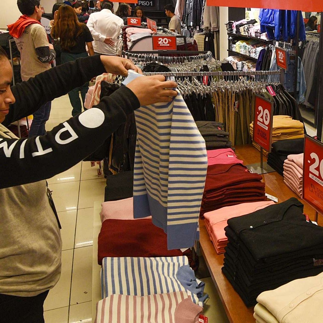 Personas realizan compras en plazas comerciales de CDMX