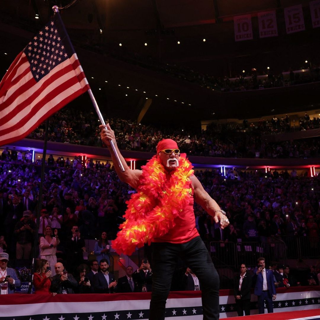 Hulk Hogan ondea la bandera de Estados Unidos en un mitin de trump