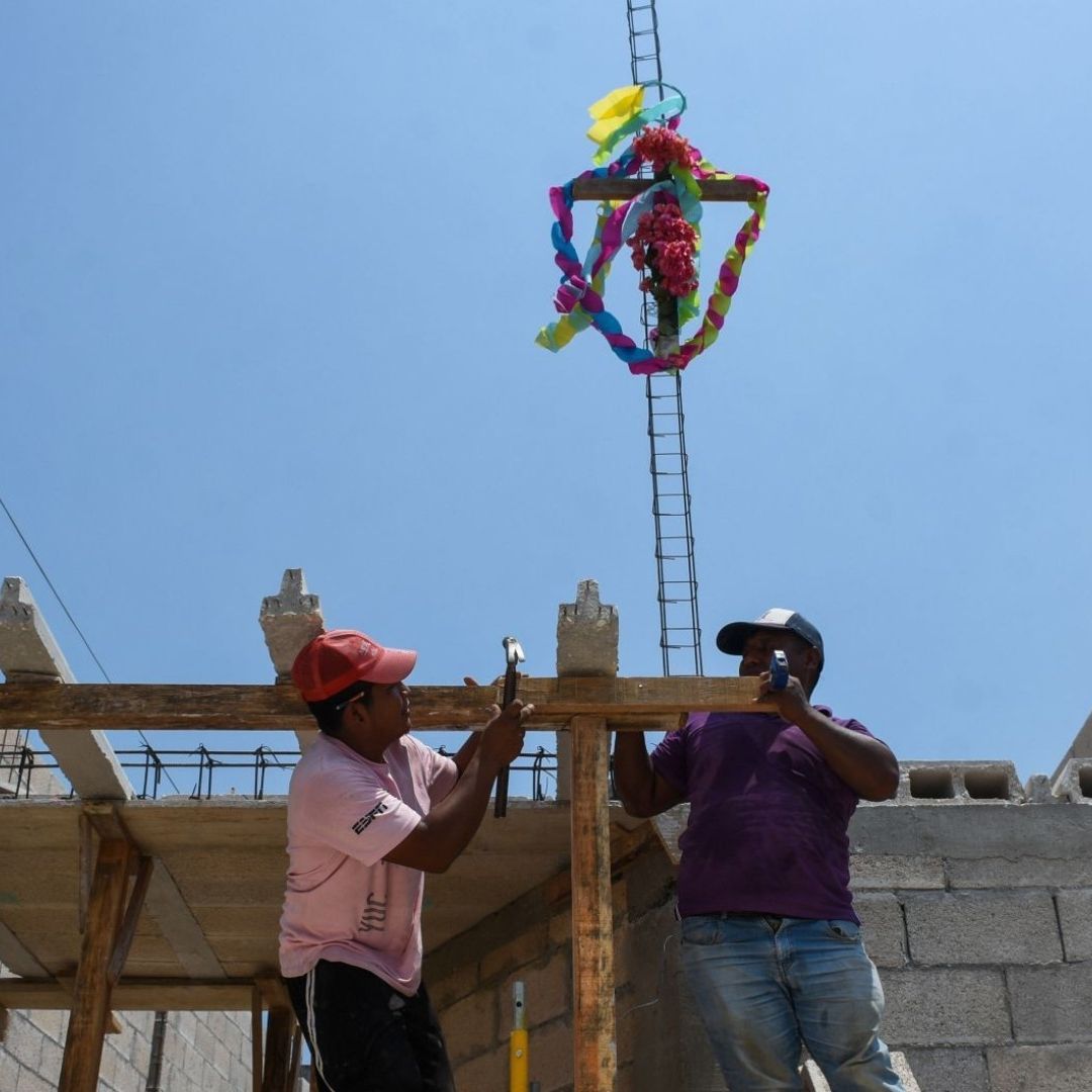 Trabajadores de la construcción acostumbran colocar una cruz adornada en la obra en la que trabajan