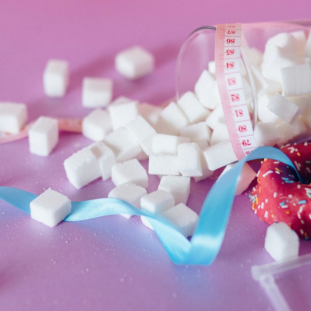 Terrones de azúcar y alimentos dulces