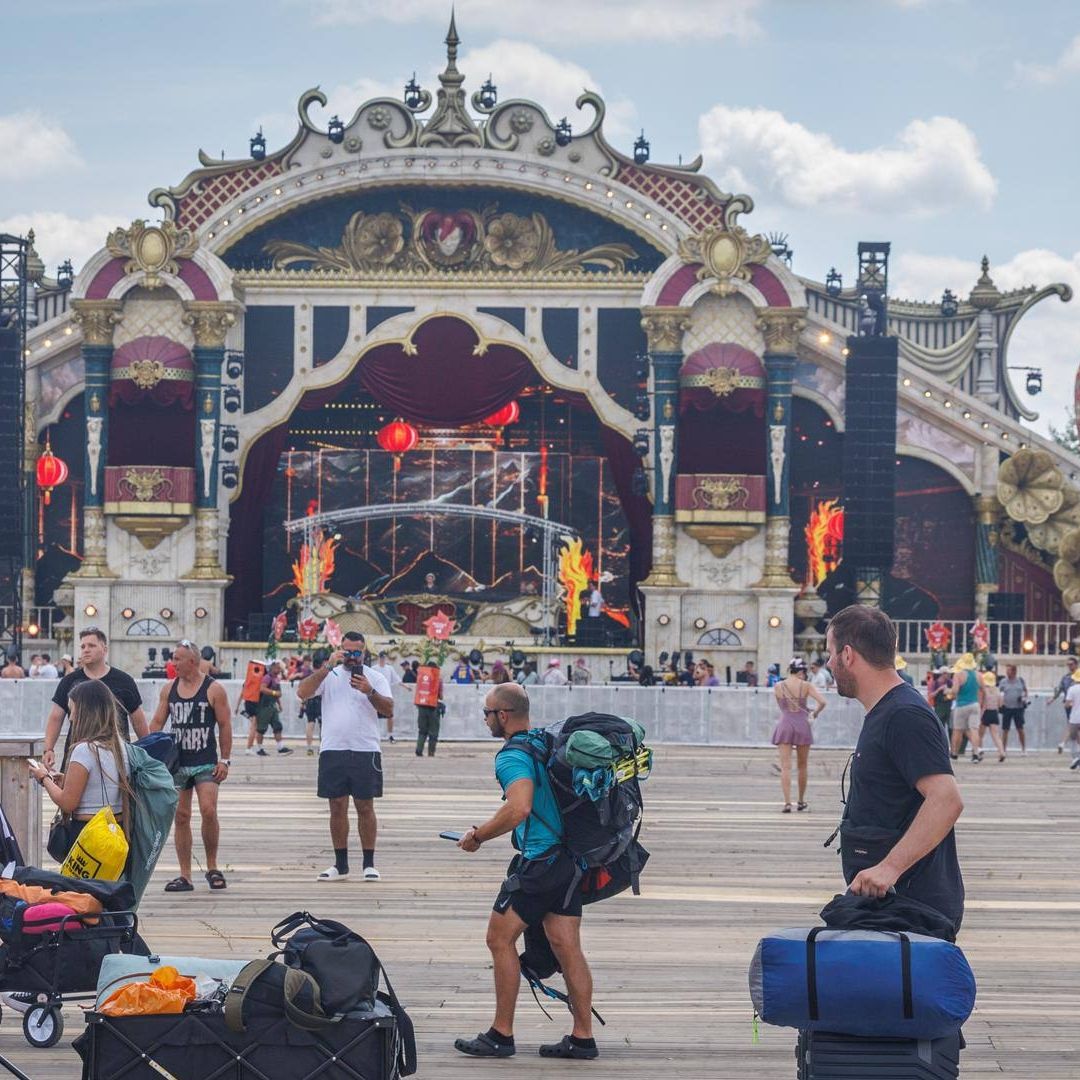 Asistentes llegan a Tomorrowland 2025 en Boom, Bélgica