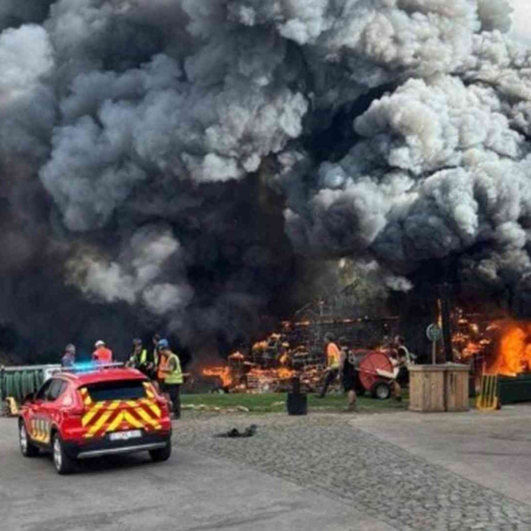 Incendio en el escenario de Tomorrowland 2025
