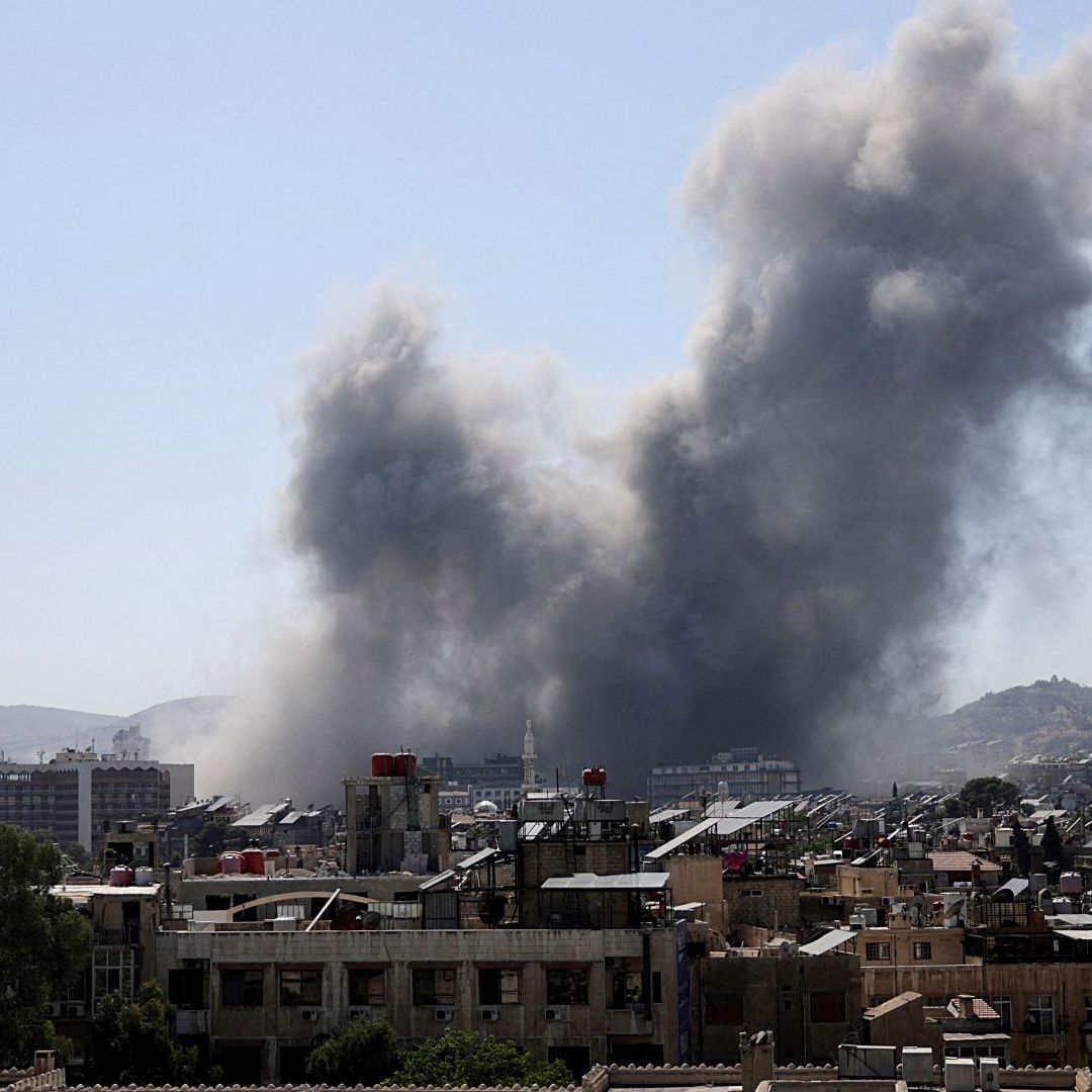 Humo se eleva después de ataques al Ministerio de Defensa de Siria en Damasco