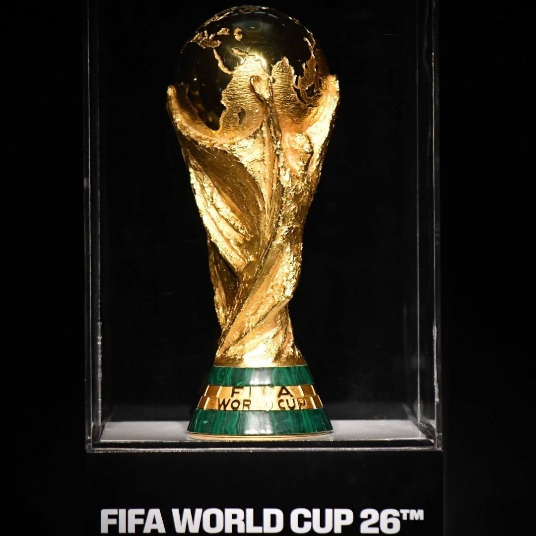 Copa del mundo dentro de una vitrina de exhibición