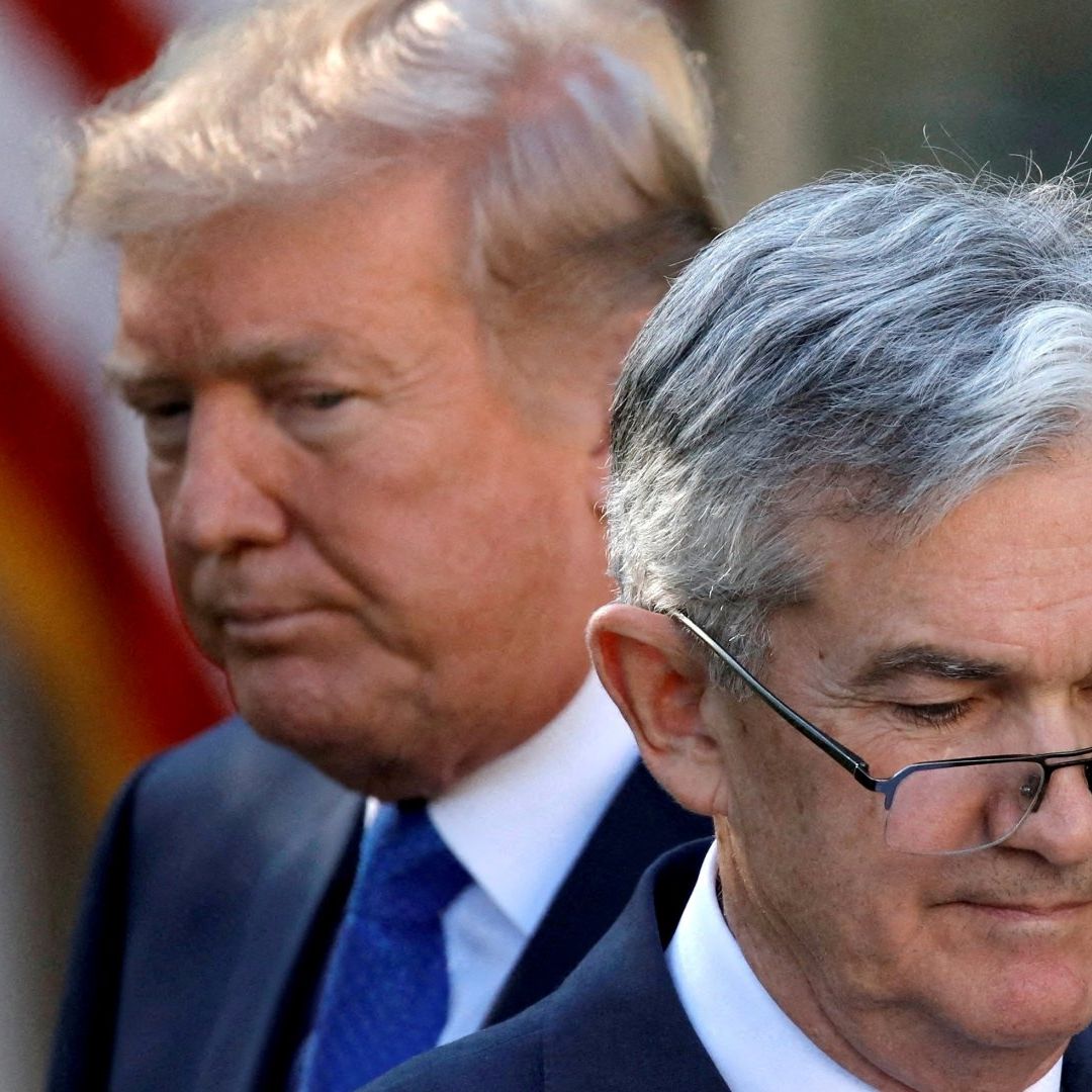 Donald Trump observa a Jerome Powell en noviembre 2027, cuando era su entonces candidato para dirigir la Reserva Federal