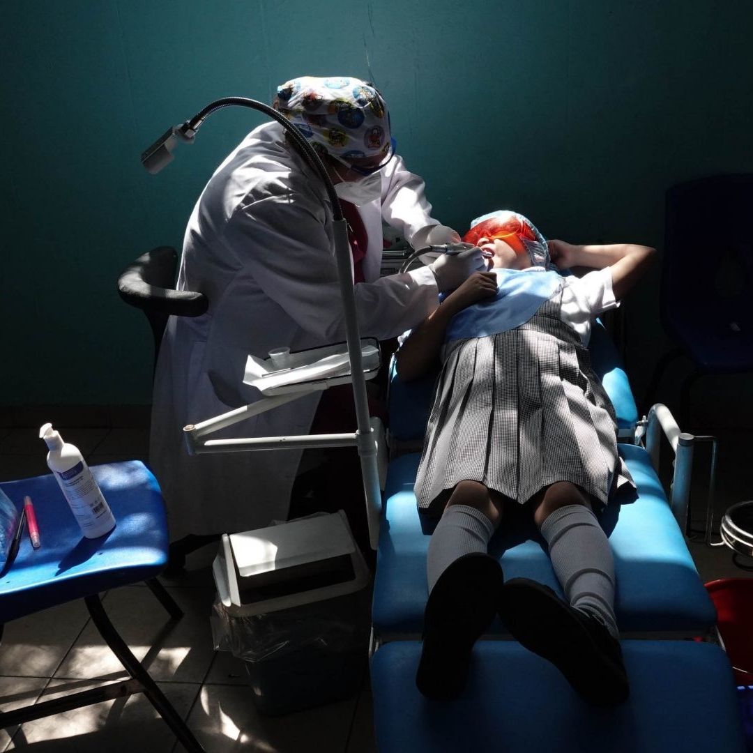 Niña con dentista en escuela de CDMX