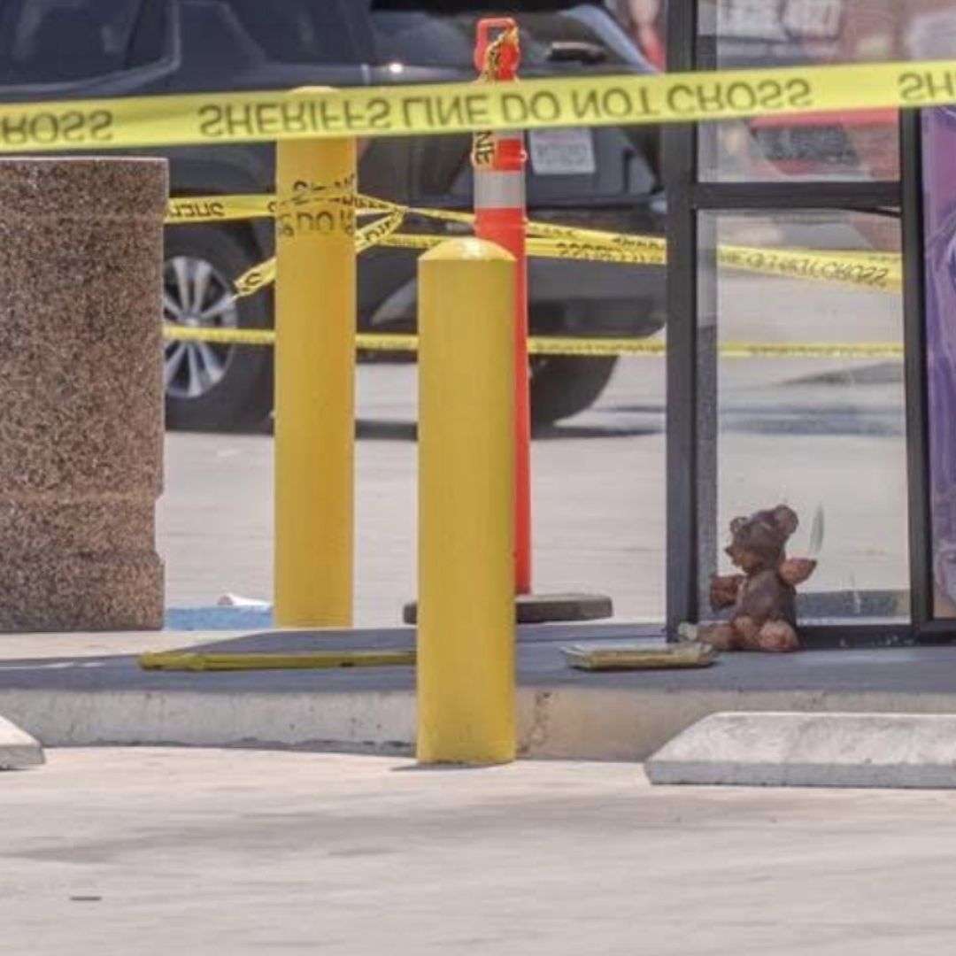 Inquieta un Osito de Peluche Hallado Envuelto con Piel 'Humana' en Parada de Autobús