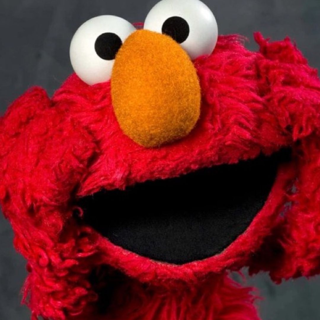 Hackean a Elmo: Publican Mensajes Antisemitas; Retan a Trump a Revelar Archivo de Epstein