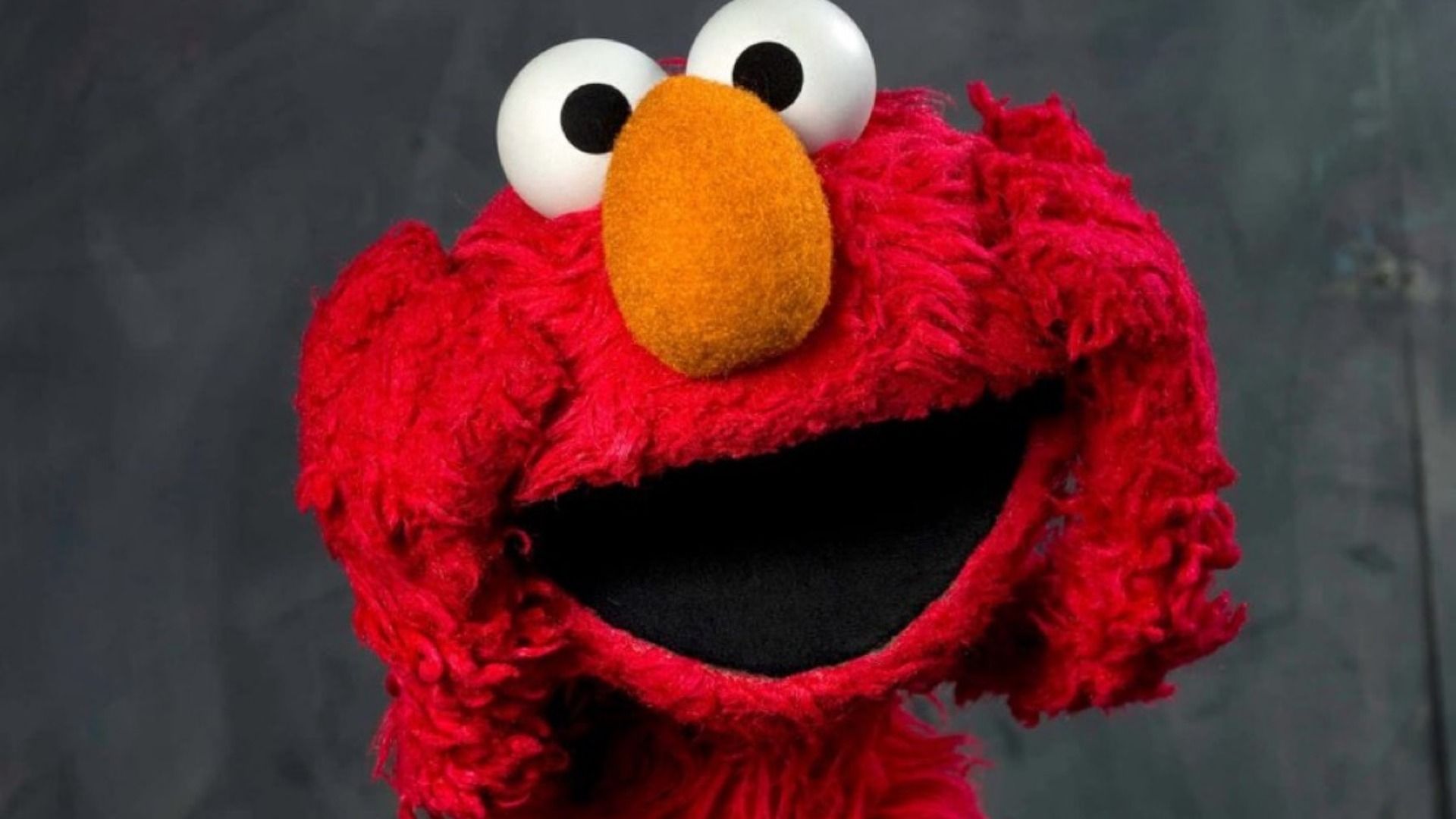 Hackean a Elmo: Publican Mensajes Antisemitas; Retan a Trump a Revelar Archivo de Epstein