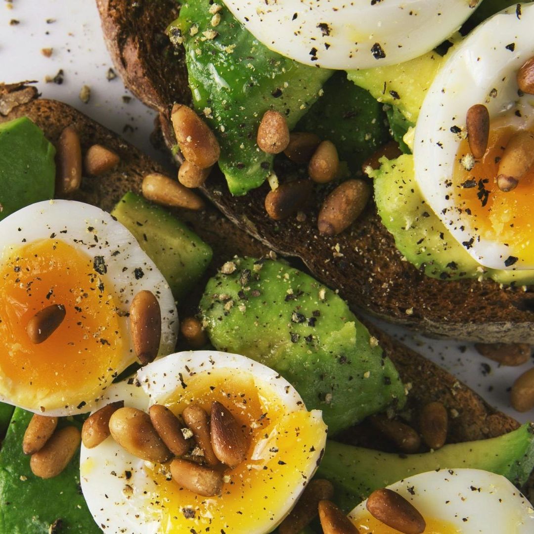 Avocado toast: Pan con aguacate y huevo