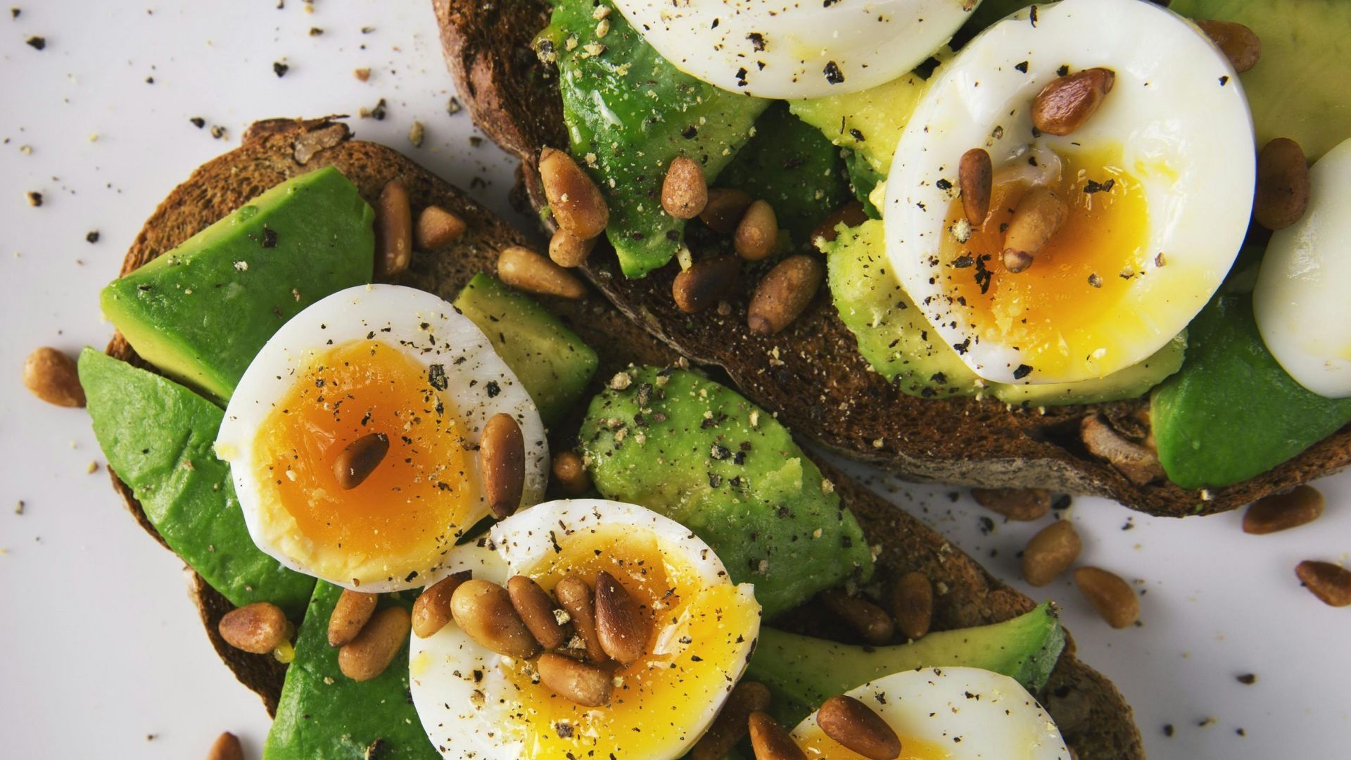Avocado toast: Pan con aguacate y huevo