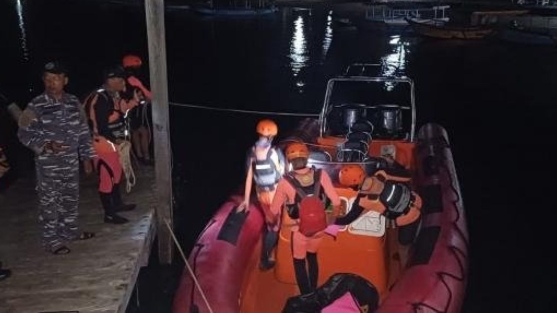 Ferry que Transportaba a 65 Personas se Hunde en el Estrecho de Bali, Indonesia; Buscan Víctimas