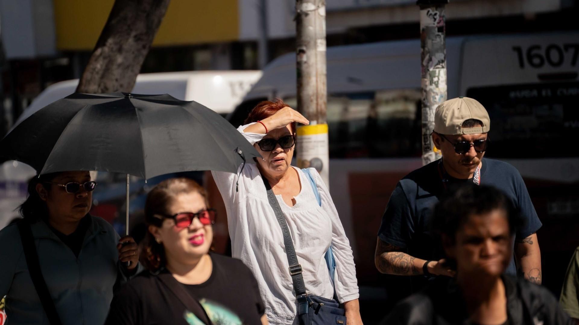 Personas se protegen del sol en Tijuana