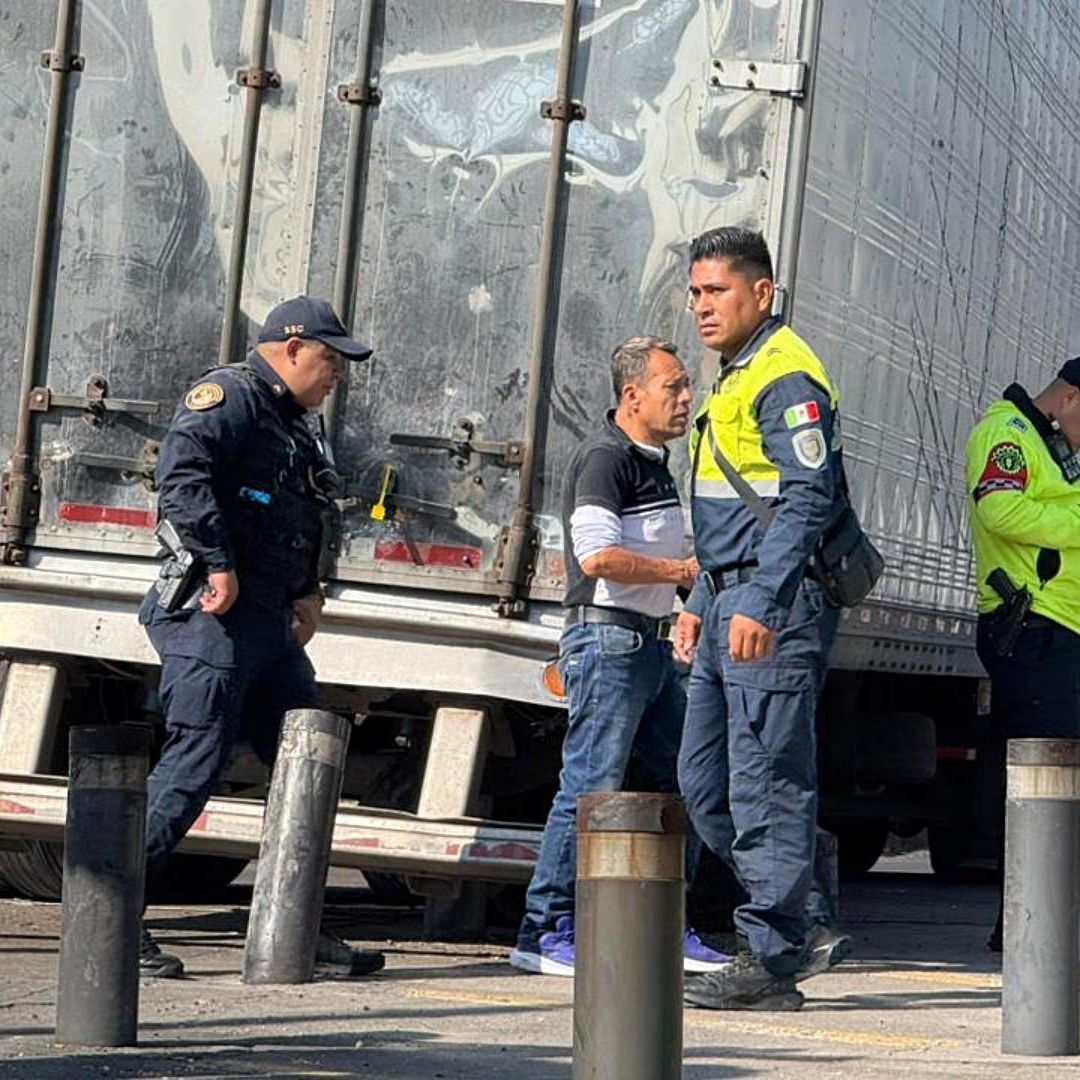 Tráiler varado en avenida Constituyentes luego de choque el 9 de abril de 2026. Foto: N+
