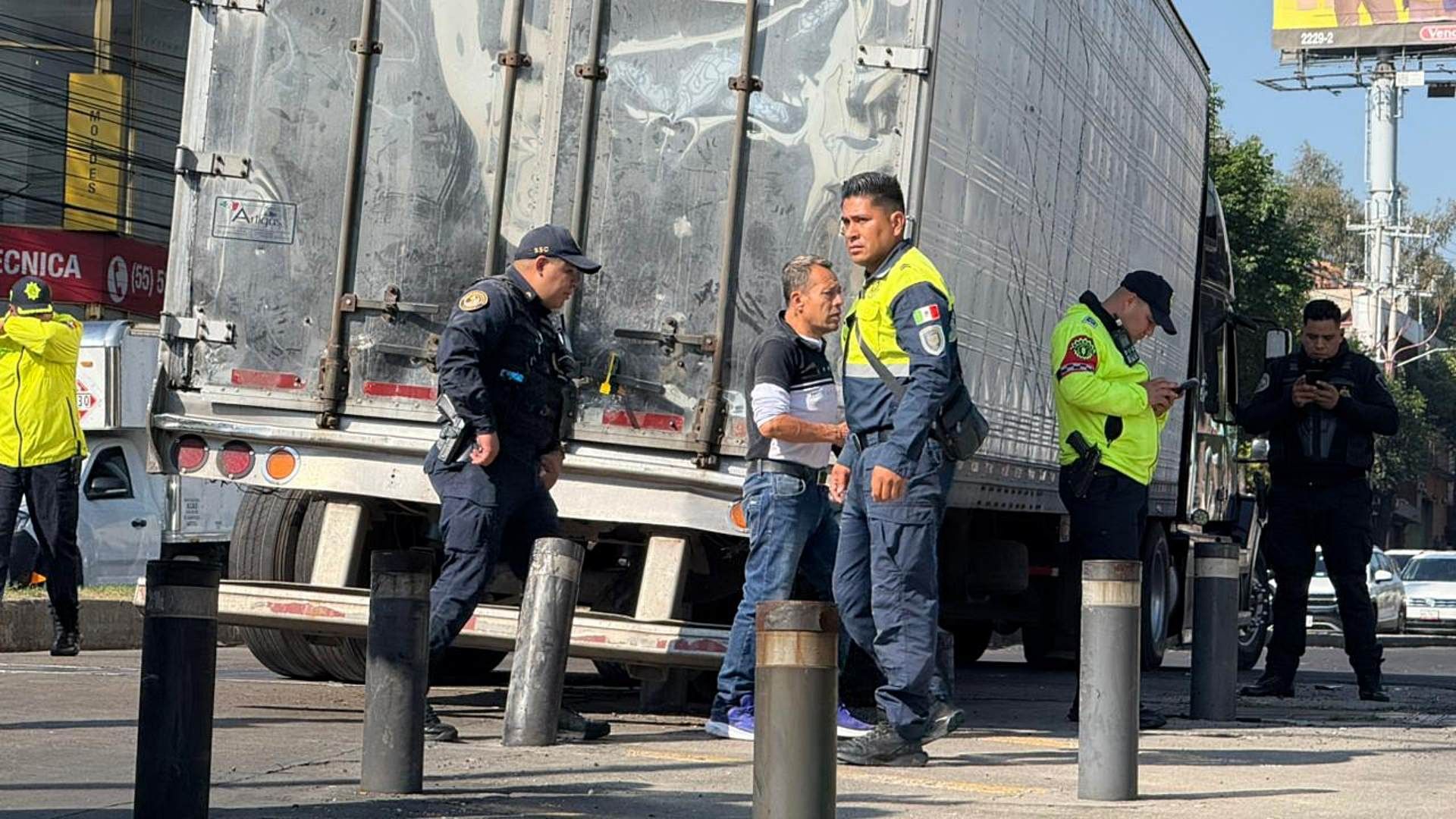 Tráiler varado en avenida Constituyentes luego de choque el 9 de abril de 2026. Foto: N+