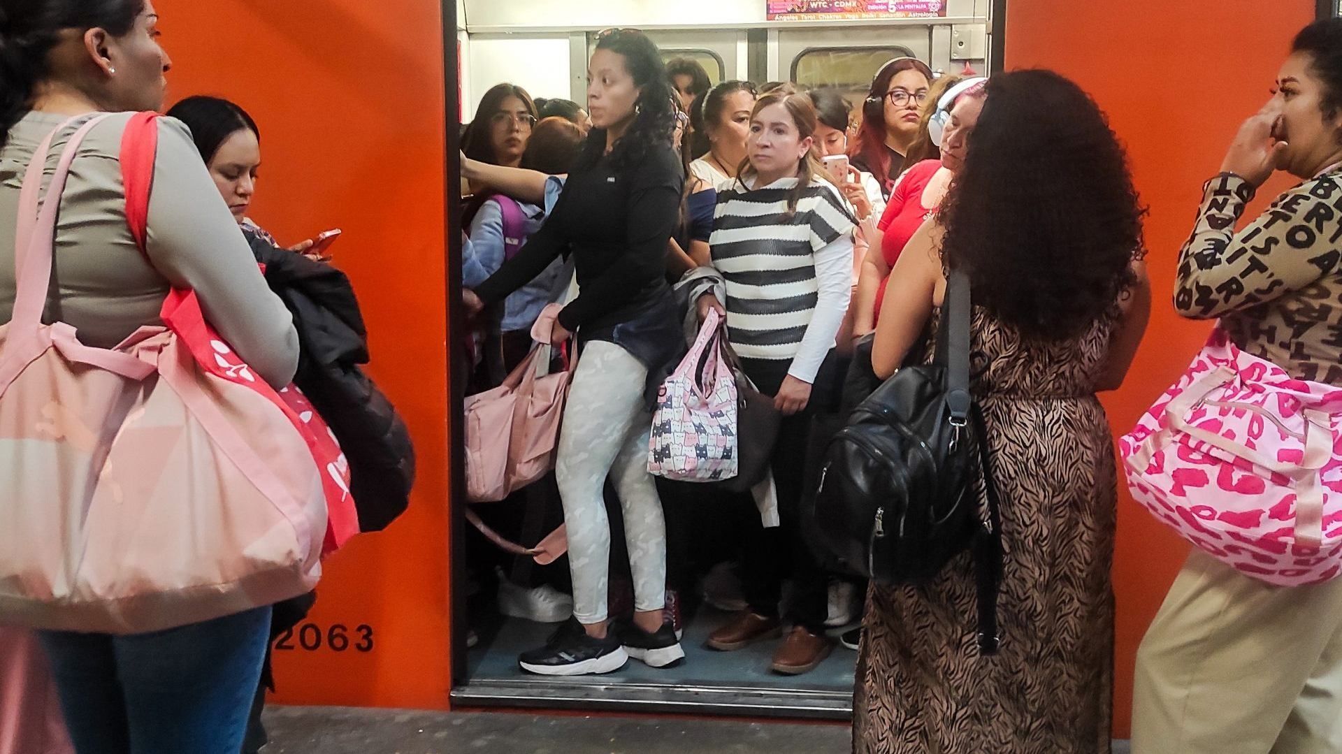 personas en el Metro