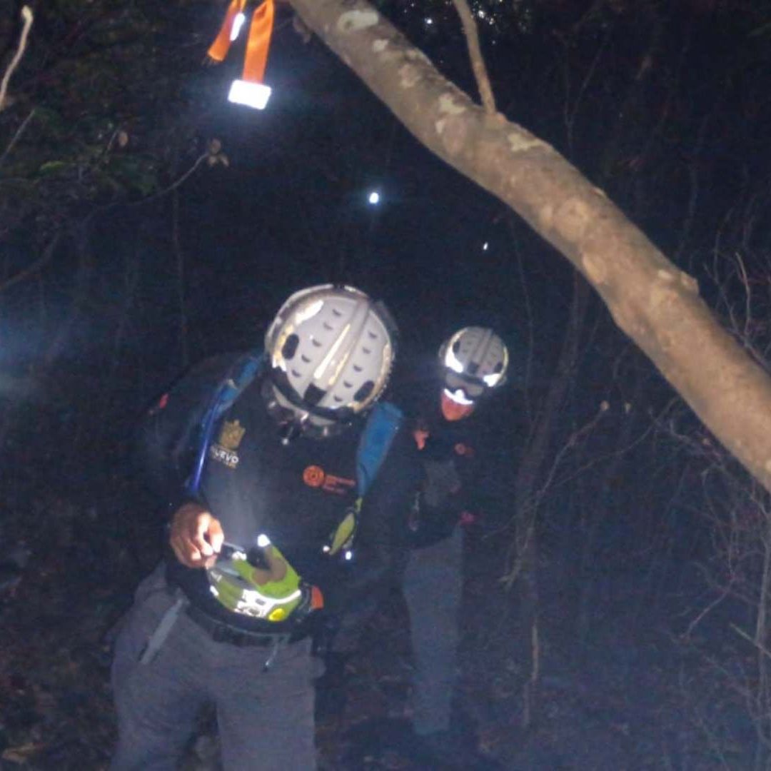 Elementos de Protección Civil rescatando jovenes