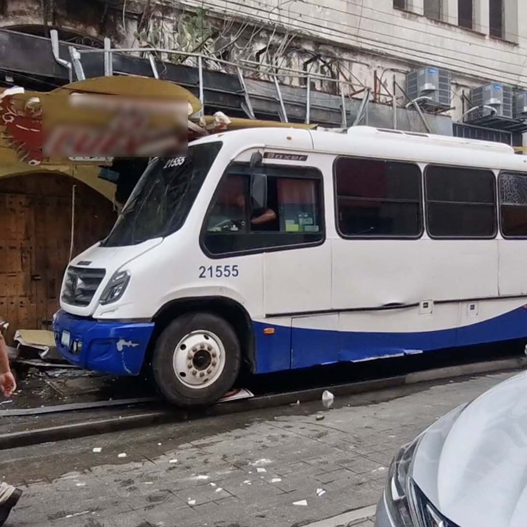 Microbús en Tampico Pierde el Control y Causa Daños a Negocios en Zona Centro