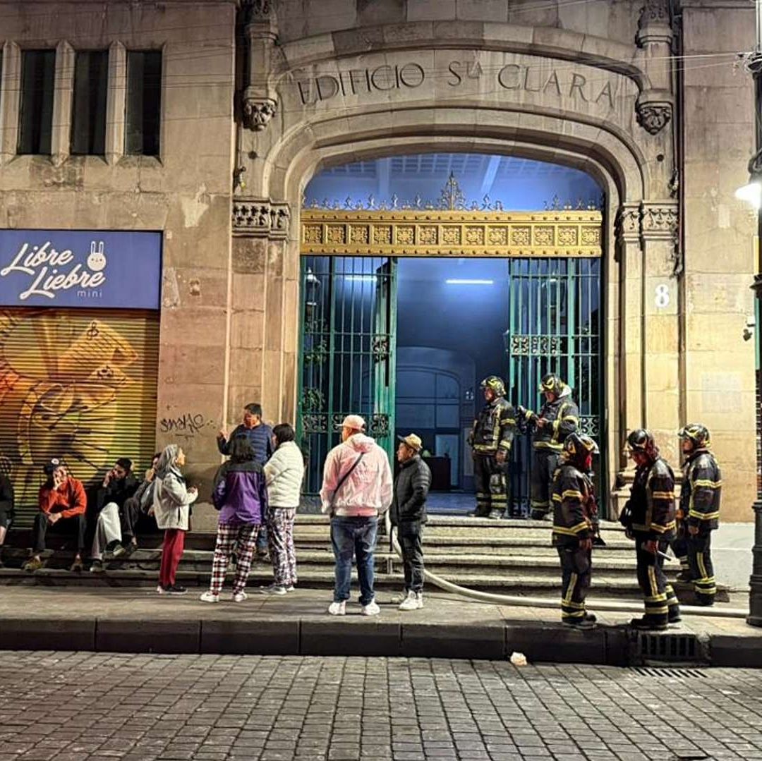 Bomberos atendieron incendio en edificio del Centro Histórico de la CDMX. Foto: N+