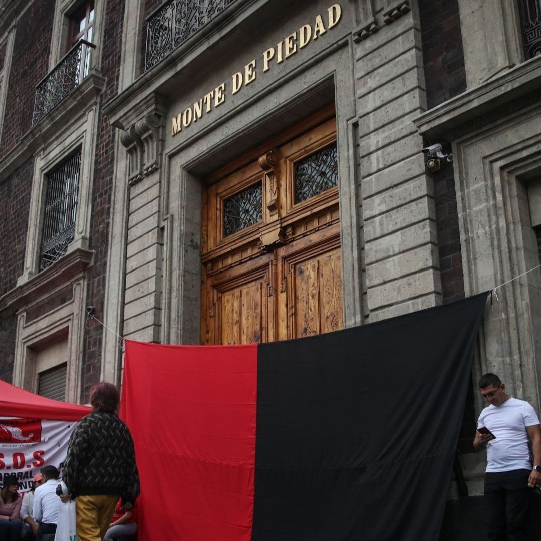 Trabajadores del Nacional Monte de Piedad.