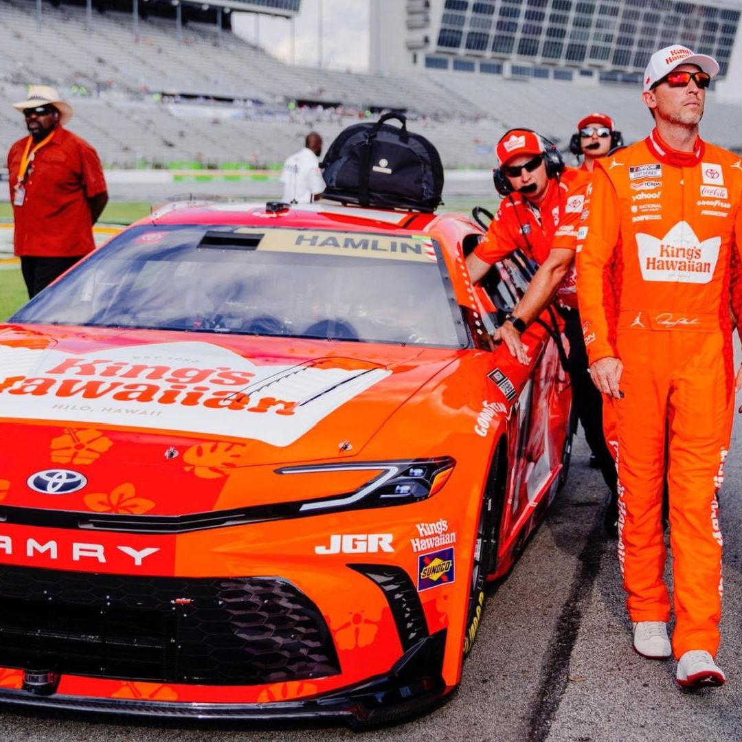 Denny Hamlin es un destacado piloto de la NASCAR Cup Serie, quien ahora está de luto por el fallecimiento de su padre.
