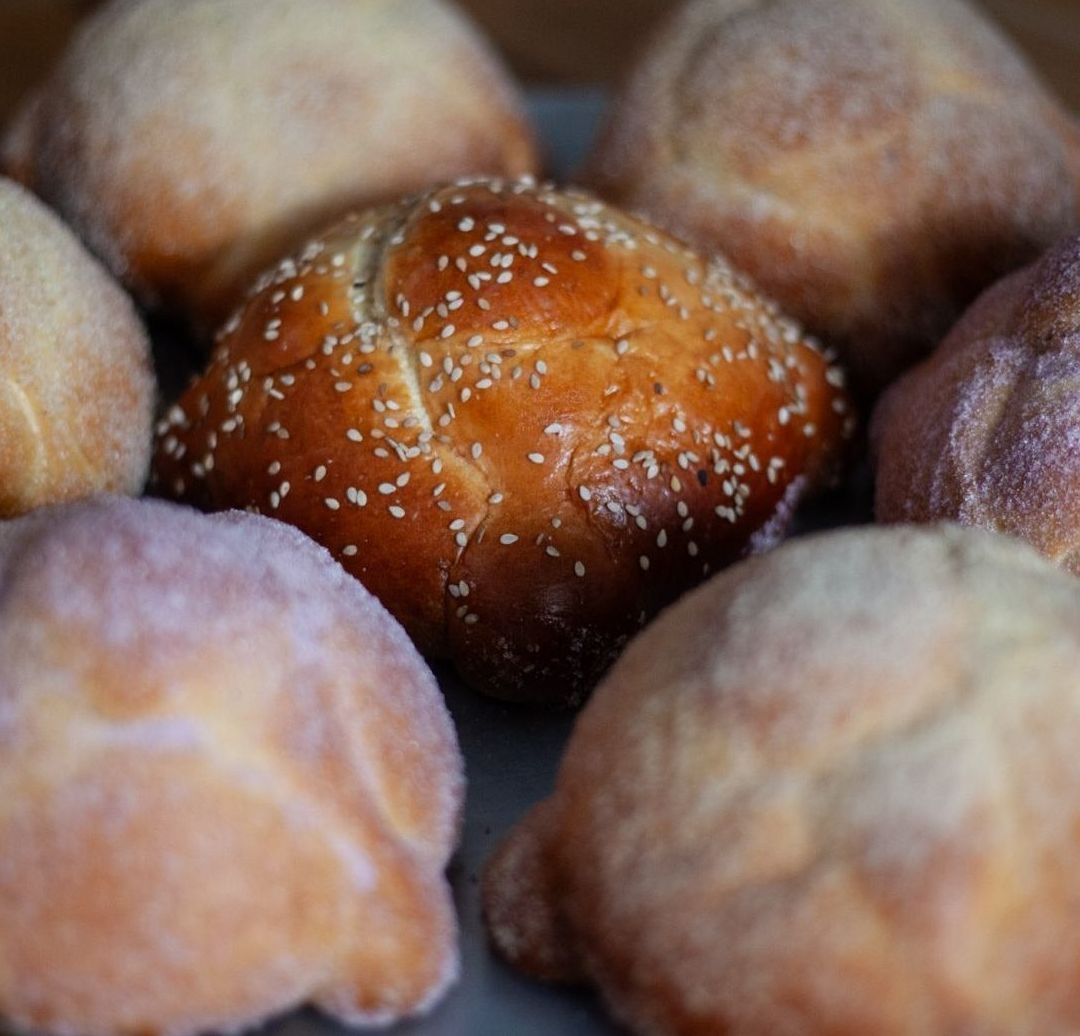¿Qué Simboliza el Pan de Muerto? Esta Es su Historia y Significado en el Altar de Muertos