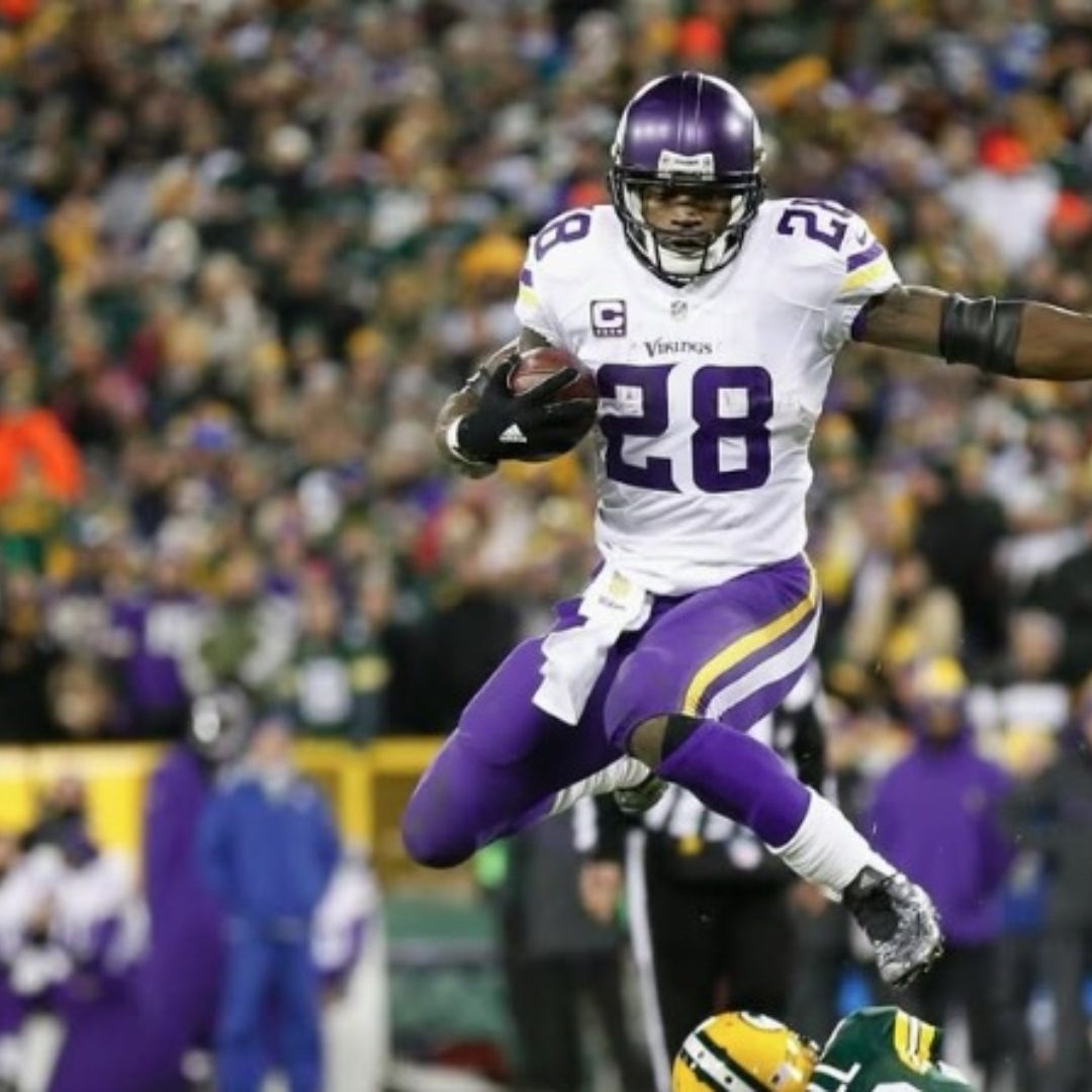 Adrian Peterson vivió sus mejores años como jugador de la NFL con el jersey de los Vikingos.